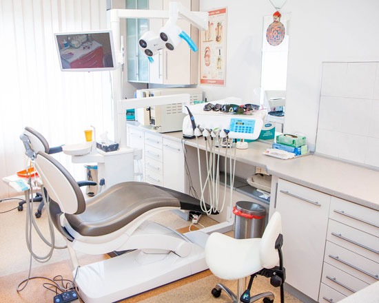 Fotel dentystyczny i stanowisko lekarza w gabinecie EWDENT Łódź
